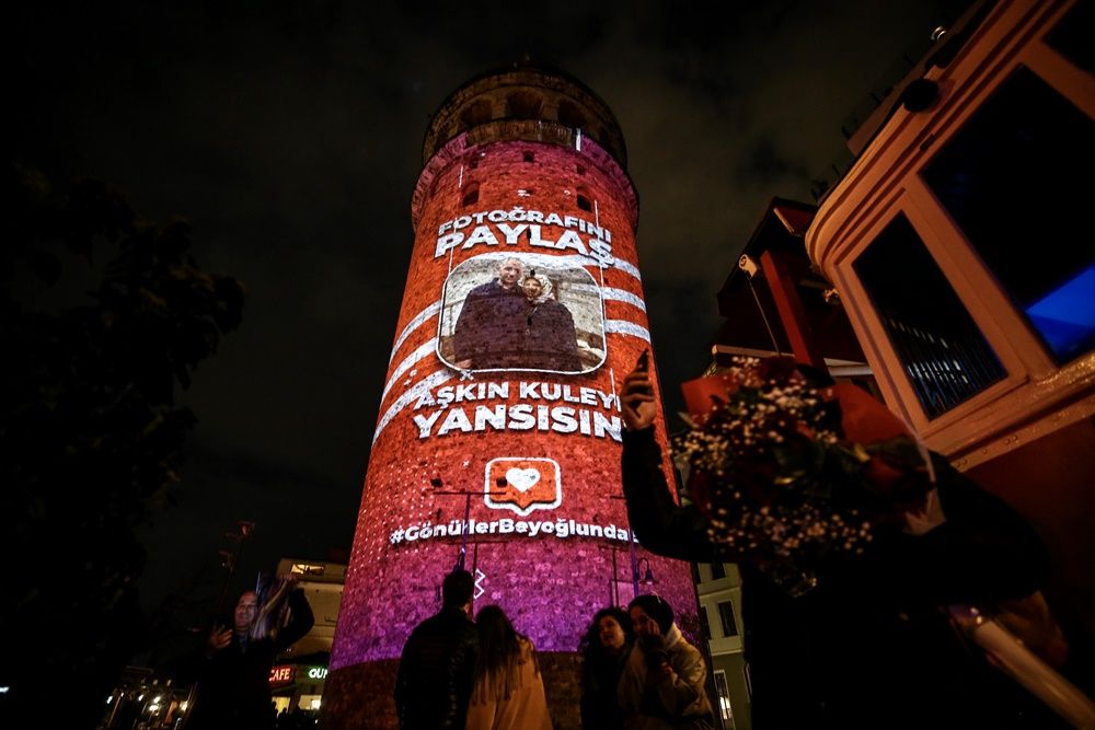 Sevgililer Galata Kulesi'ne yansıdı... 17