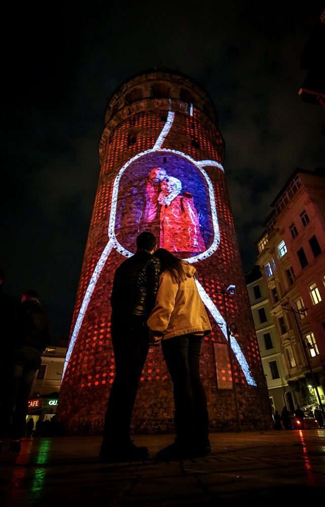 Sevgililer Galata Kulesi'ne yansıdı... 18