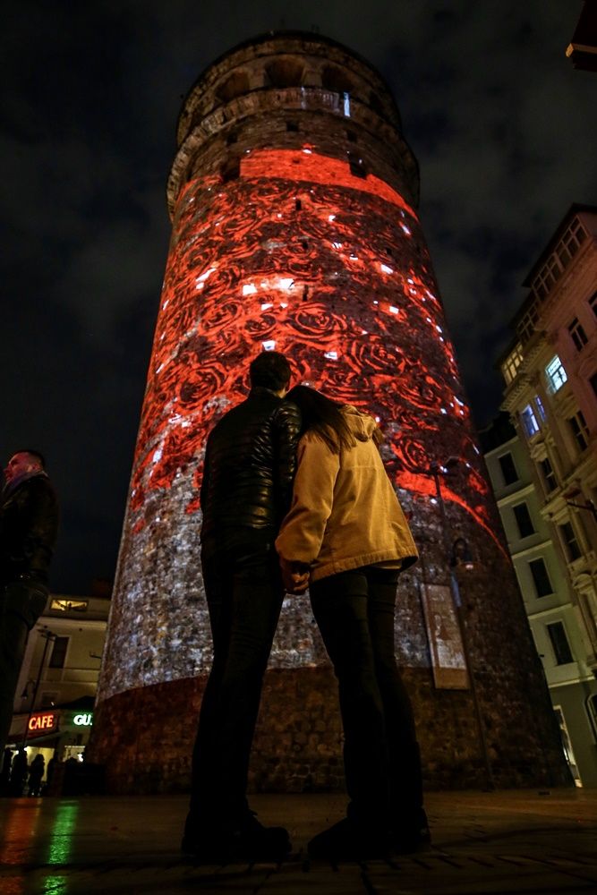 Sevgililer Galata Kulesi'ne yansıdı... 19