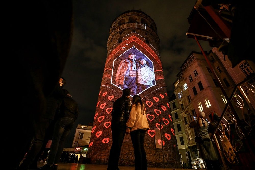 Sevgililer Galata Kulesi'ne yansıdı... 20