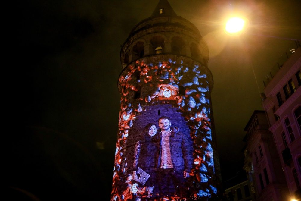 Sevgililer Galata Kulesi'ne yansıdı... 21