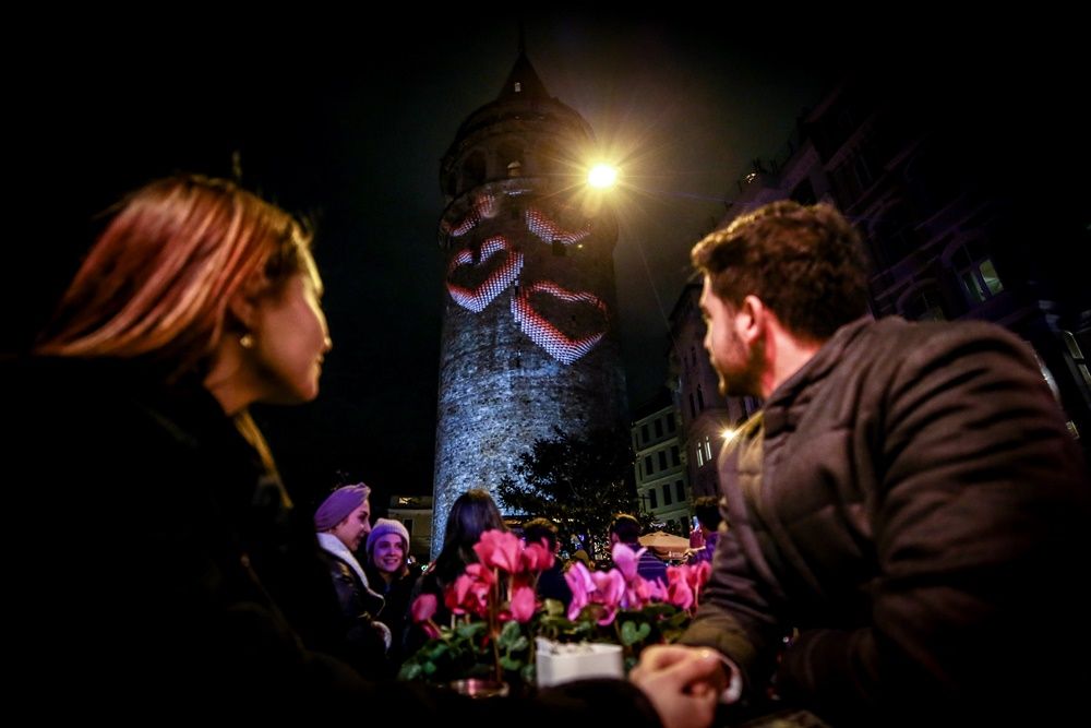Sevgililer Galata Kulesi'ne yansıdı... 22