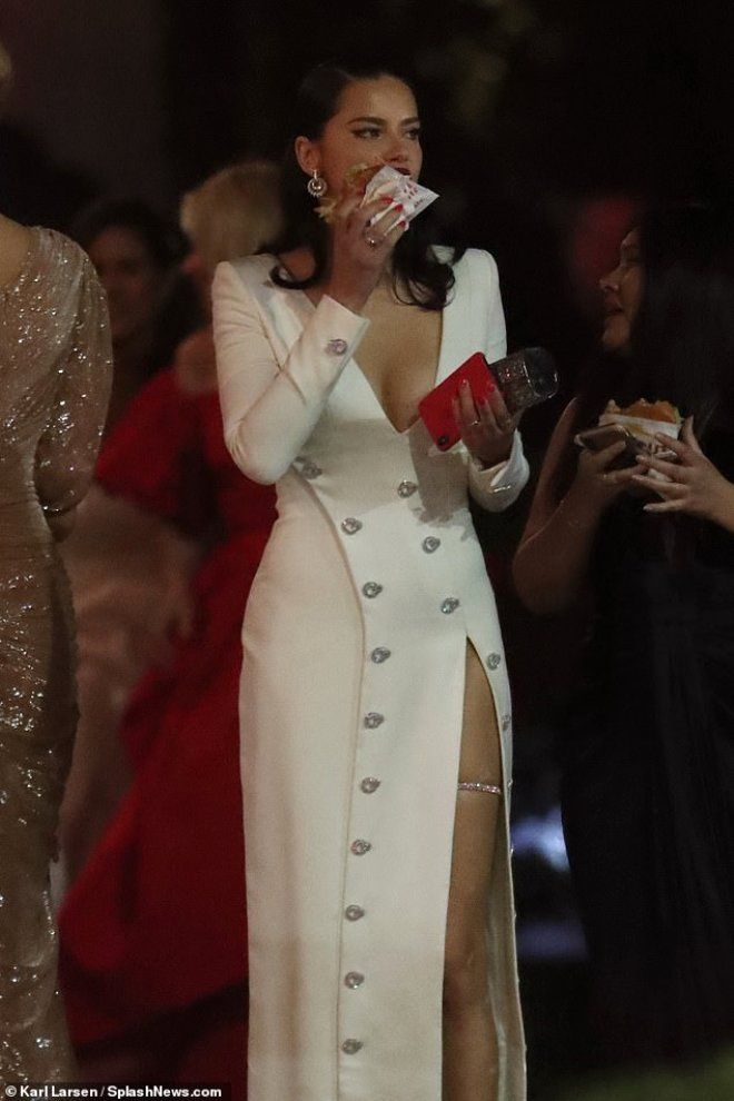 Adriana Lima ayrılık sonrası kendini hamburgere verdi! 7