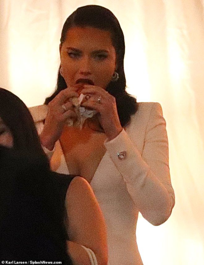 Adriana Lima ayrılık sonrası kendini hamburgere verdi! 5