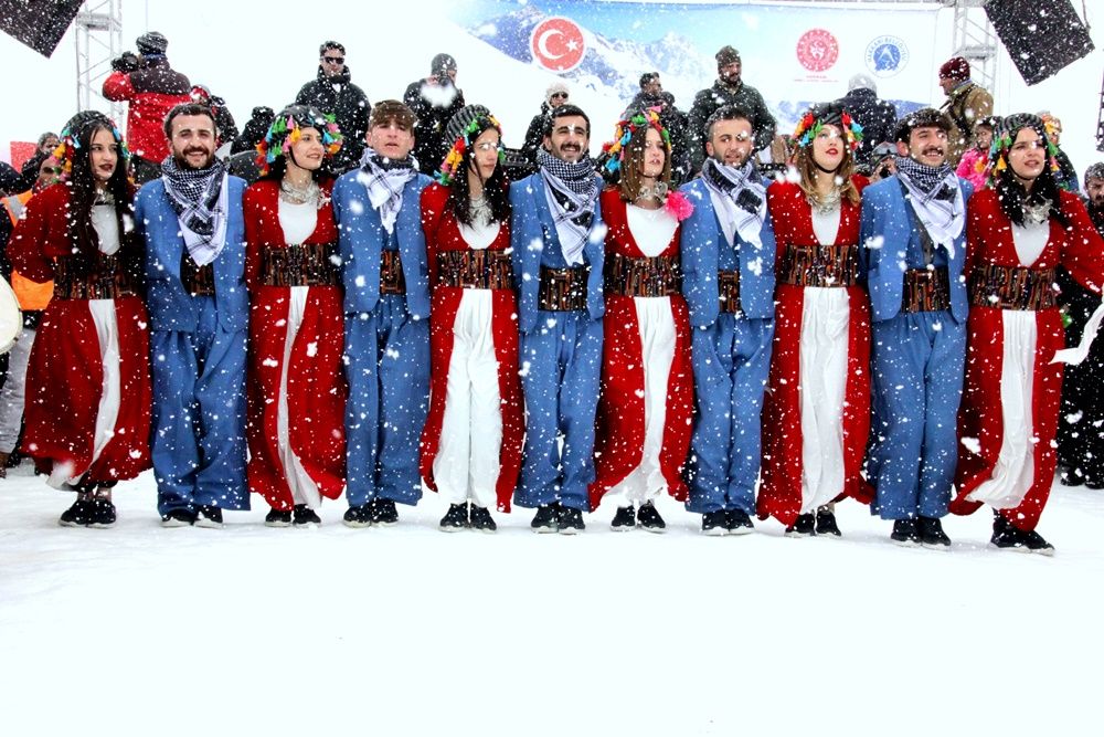 Hakkari'de 2 bin 800 rakımda kar festivali... 1