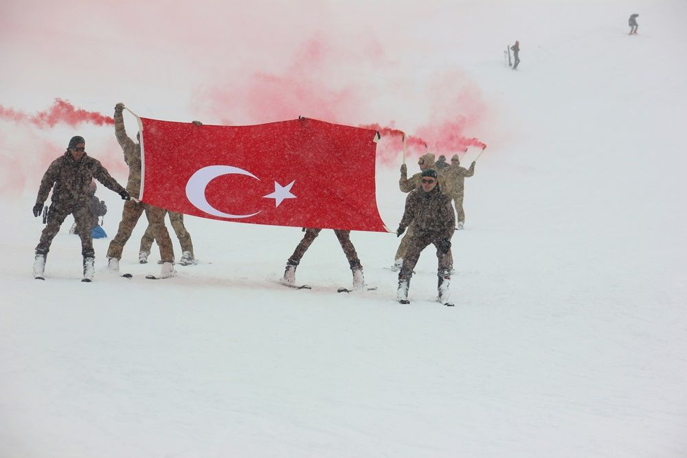 Hakkari'de 2 bin 800 rakımda kar festivali... 4