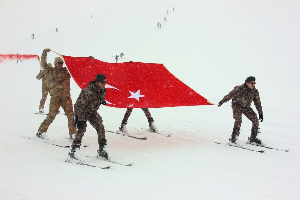 Hakkari'de 2 bin 800 rakımda kar festivali... 5