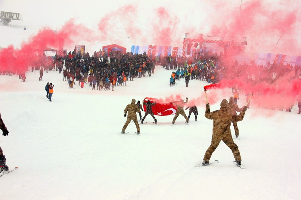 Hakkari'de 2 bin 800 rakımda kar festivali... 7