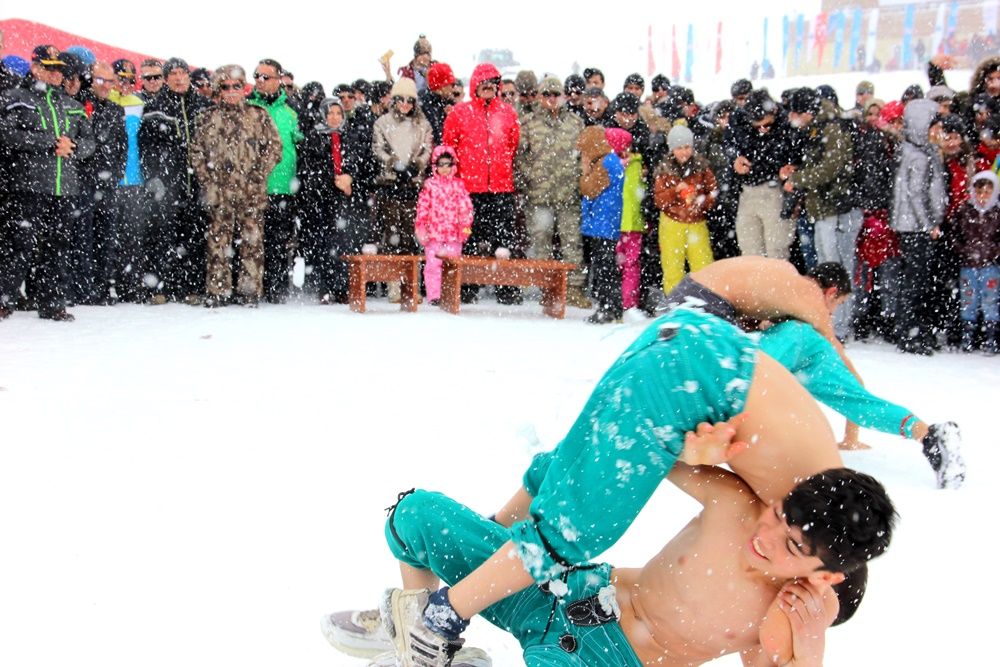 Hakkari'de 2 bin 800 rakımda kar festivali... 9