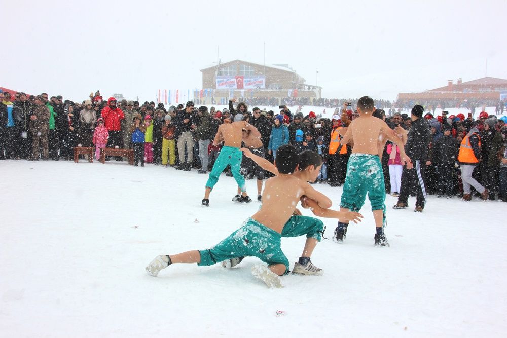 Hakkari'de 2 bin 800 rakımda kar festivali... 10