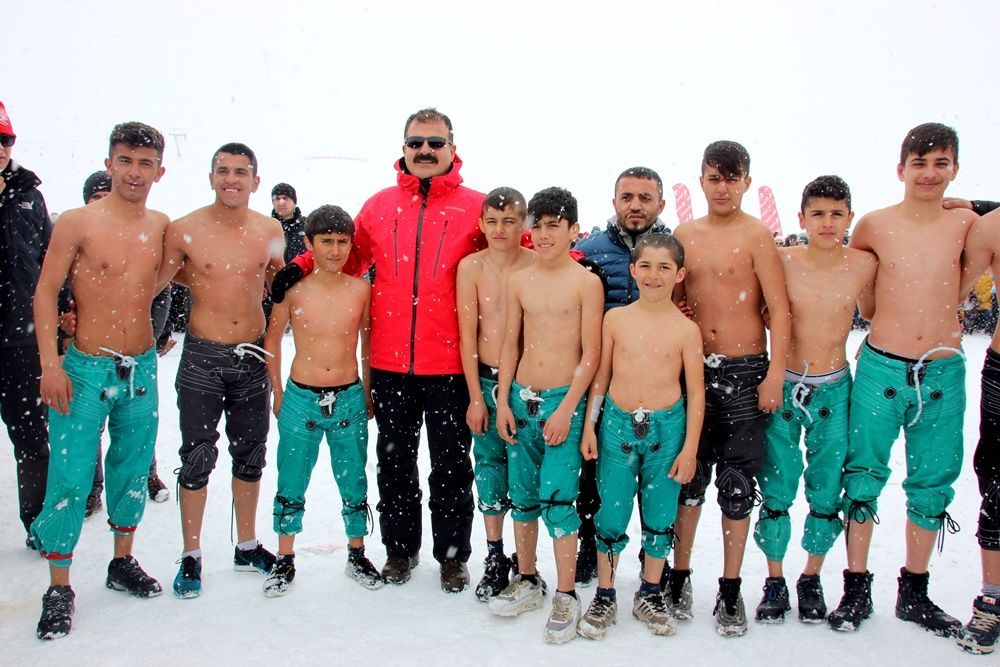 Hakkari'de 2 bin 800 rakımda kar festivali... 11