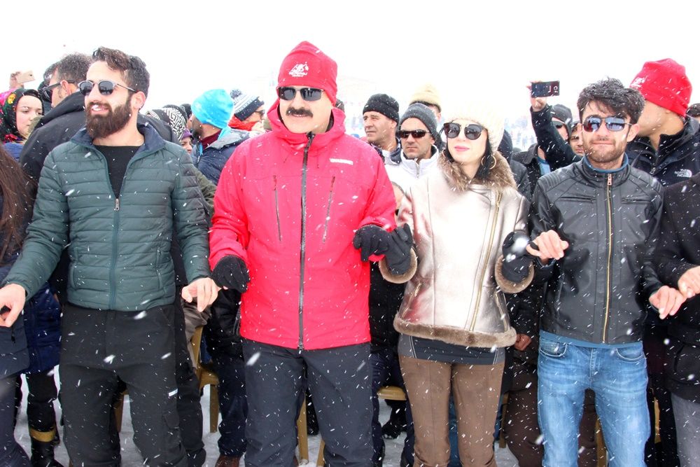 Hakkari'de 2 bin 800 rakımda kar festivali... 12