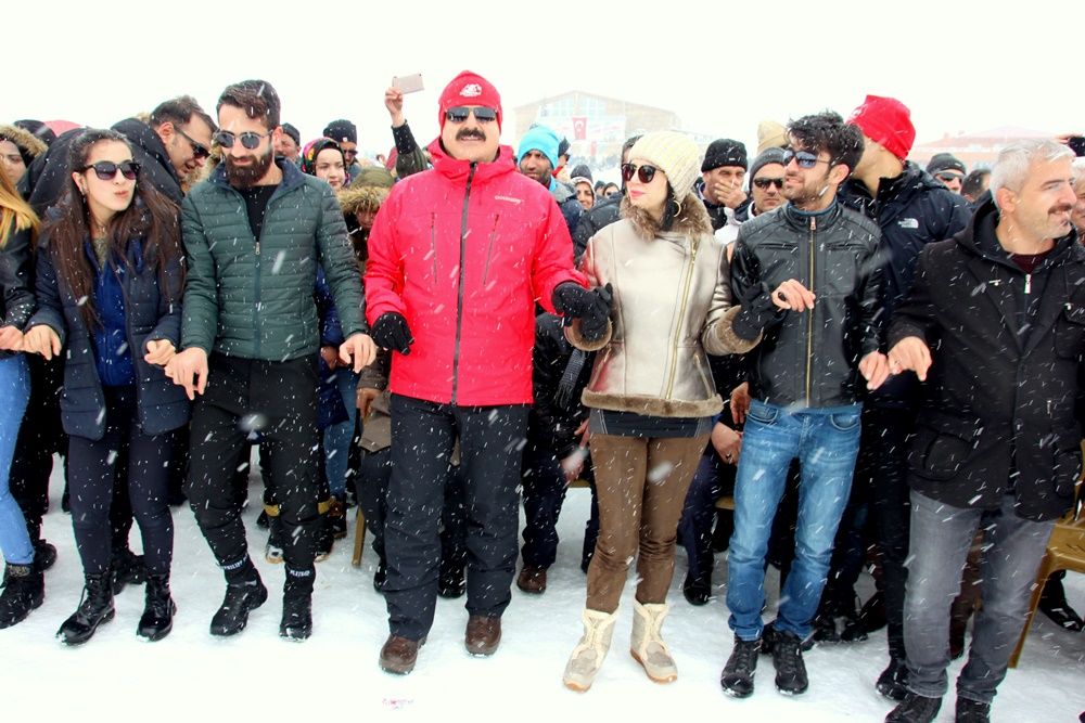 Hakkari'de 2 bin 800 rakımda kar festivali... 13