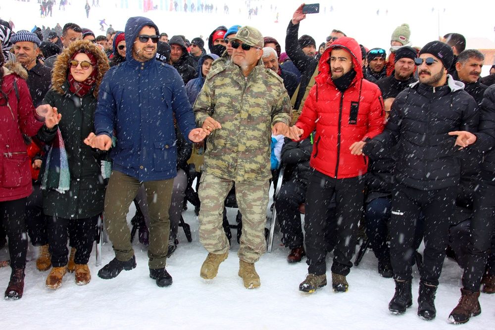 Hakkari'de 2 bin 800 rakımda kar festivali... 14