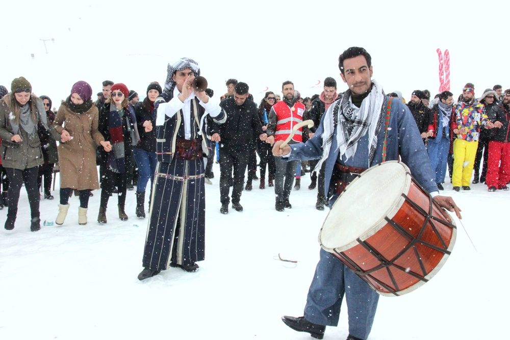 Hakkari'de 2 bin 800 rakımda kar festivali... 15