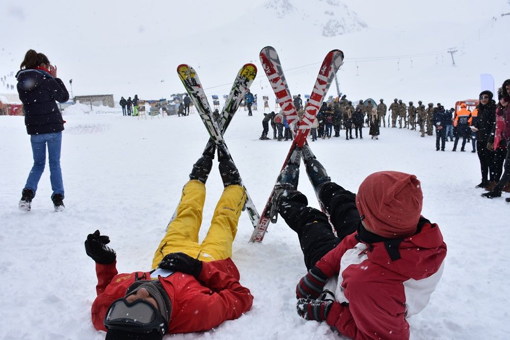 Hakkari'de 2 bin 800 rakımda kar festivali... 17