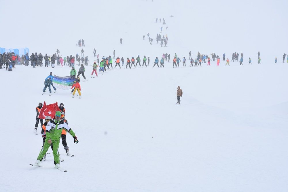Hakkari'de 2 bin 800 rakımda kar festivali... 18