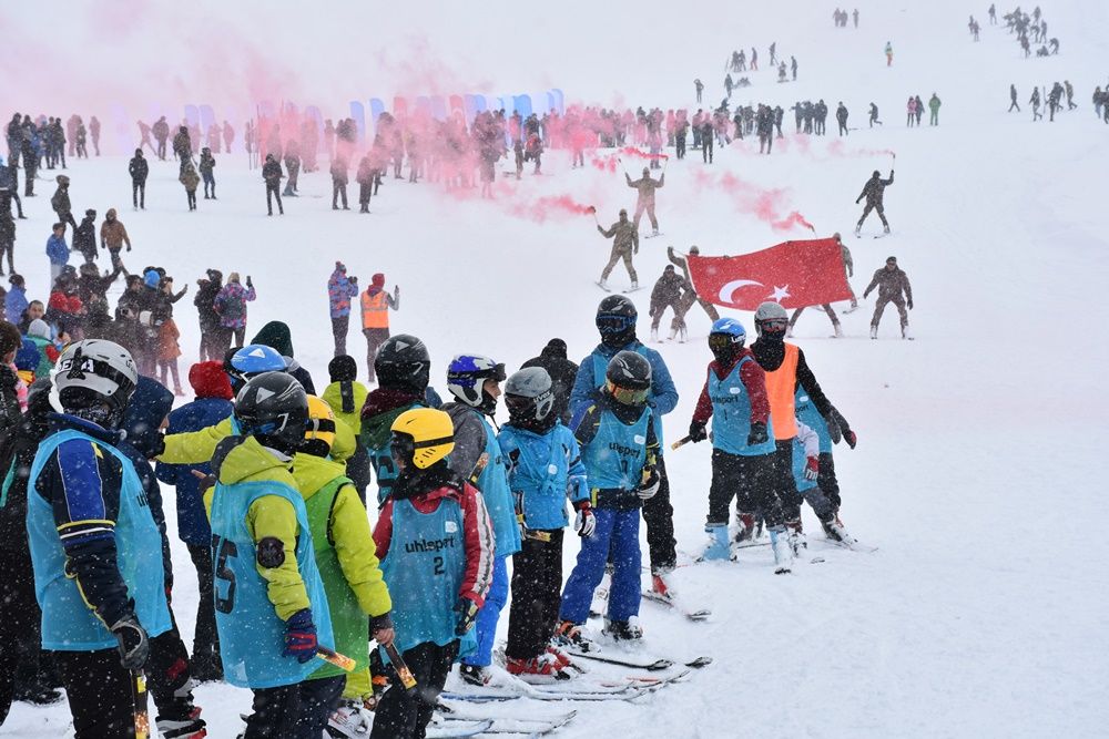 Hakkari'de 2 bin 800 rakımda kar festivali... 19