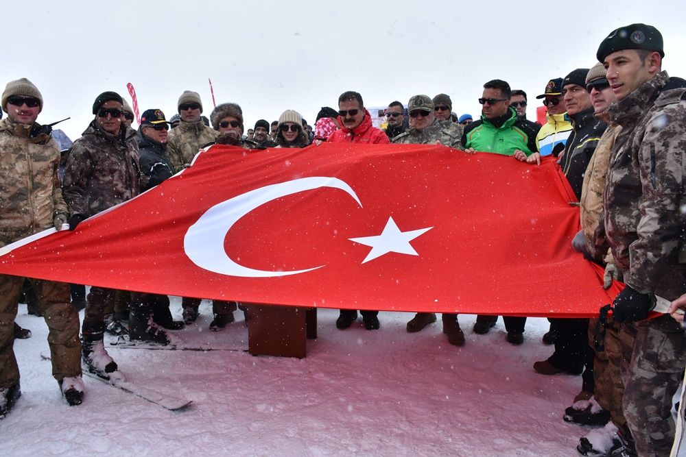 Hakkari'de 2 bin 800 rakımda kar festivali... 20