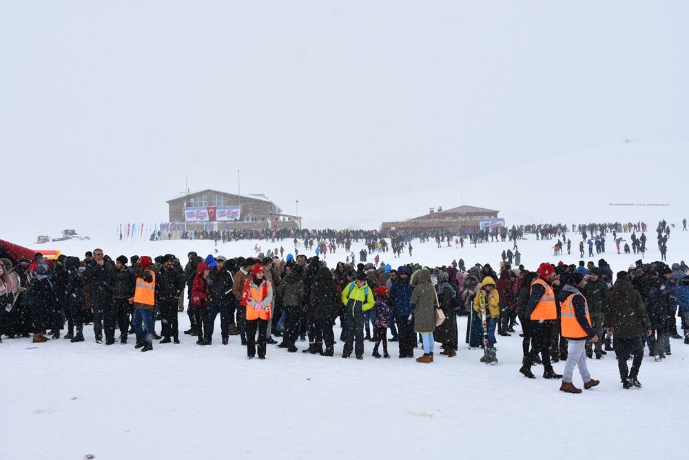 Hakkari'de 2 bin 800 rakımda kar festivali... 21