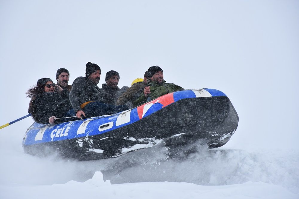 Hakkari'de 2 bin 800 rakımda kar festivali... 26