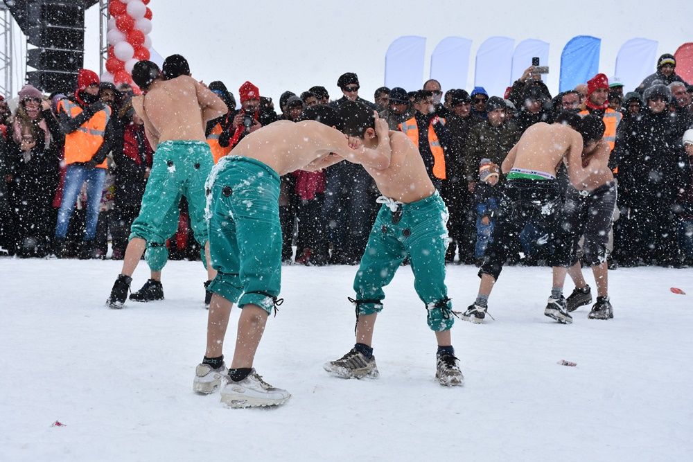 Hakkari'de 2 bin 800 rakımda kar festivali... 27