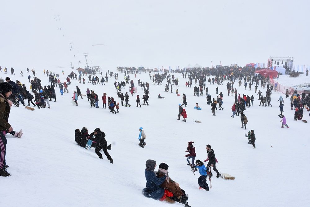 Hakkari'de 2 bin 800 rakımda kar festivali... 28