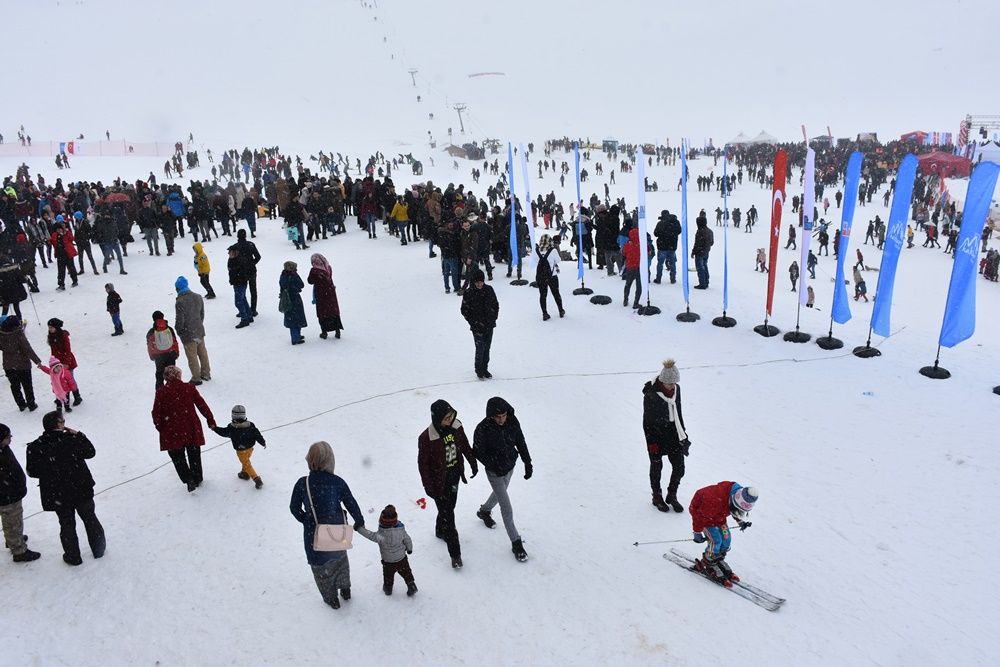 Hakkari'de 2 bin 800 rakımda kar festivali... 29