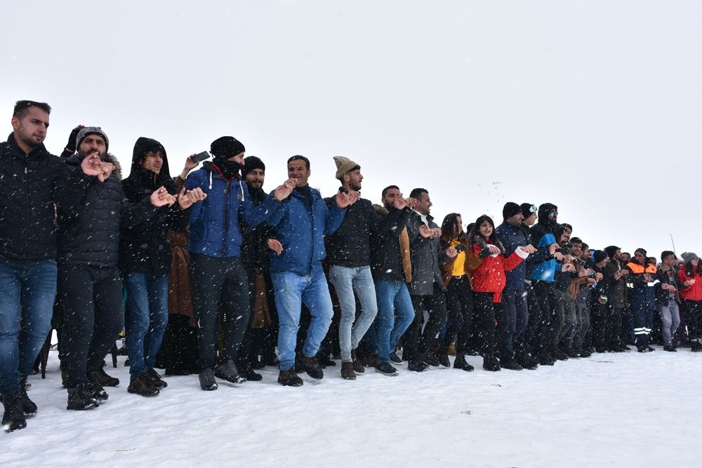 Hakkari'de 2 bin 800 rakımda kar festivali... 30