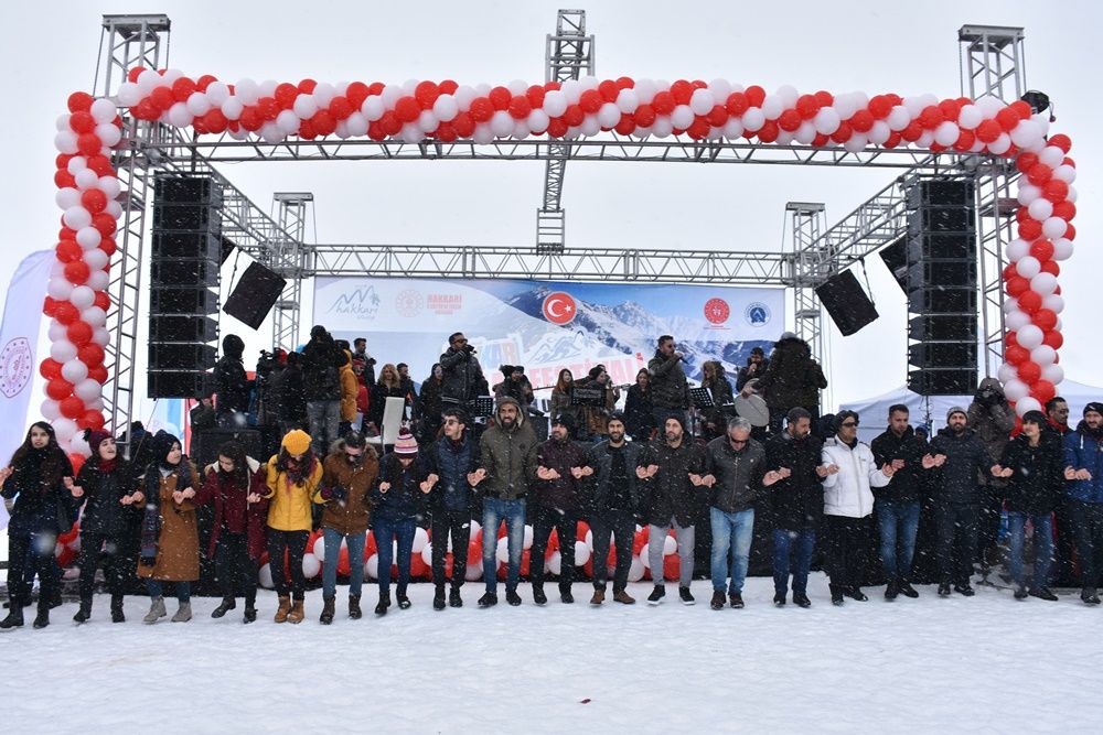 Hakkari'de 2 bin 800 rakımda kar festivali... 31