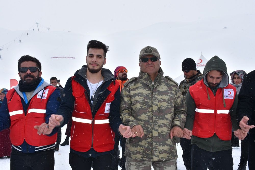 Hakkari'de 2 bin 800 rakımda kar festivali... 32