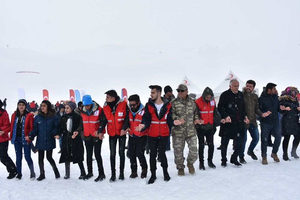 Hakkari'de 2 bin 800 rakımda kar festivali... 33
