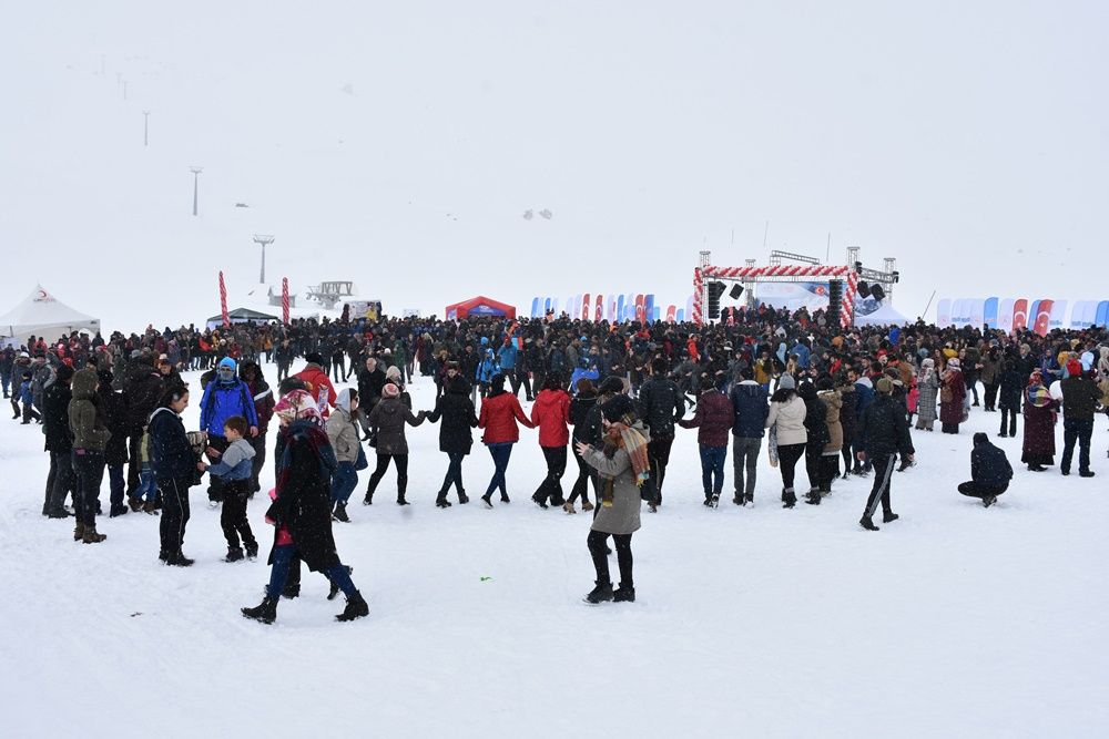 Hakkari'de 2 bin 800 rakımda kar festivali... 34