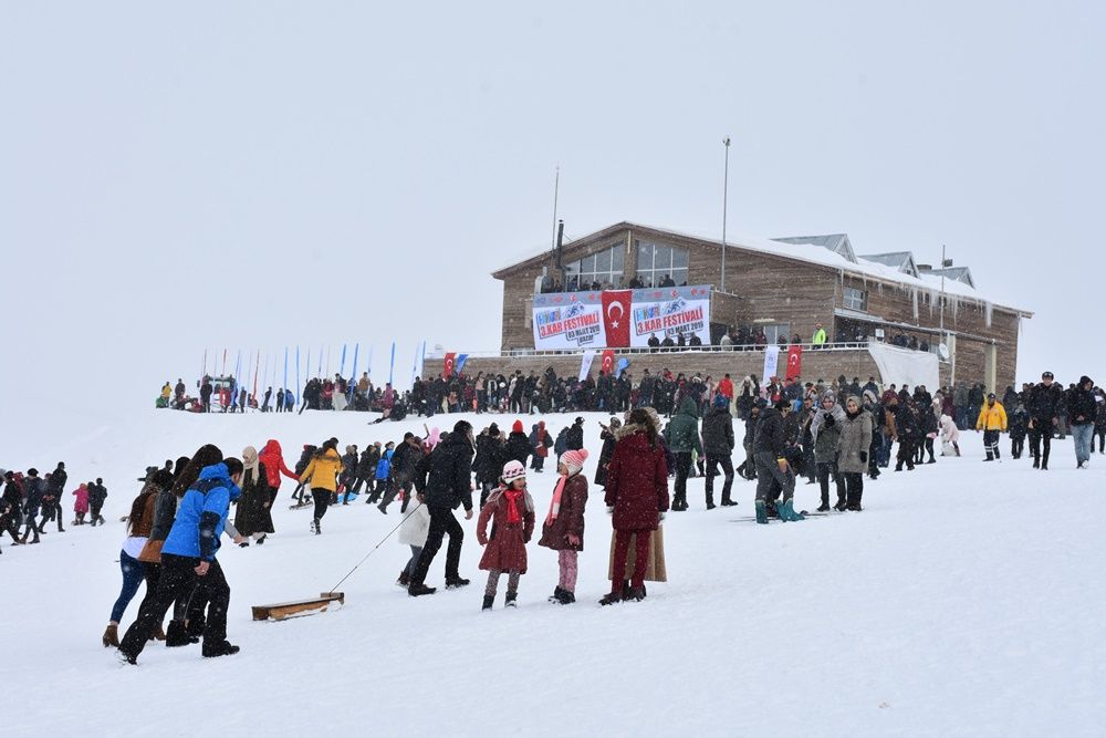Hakkari'de 2 bin 800 rakımda kar festivali... 35