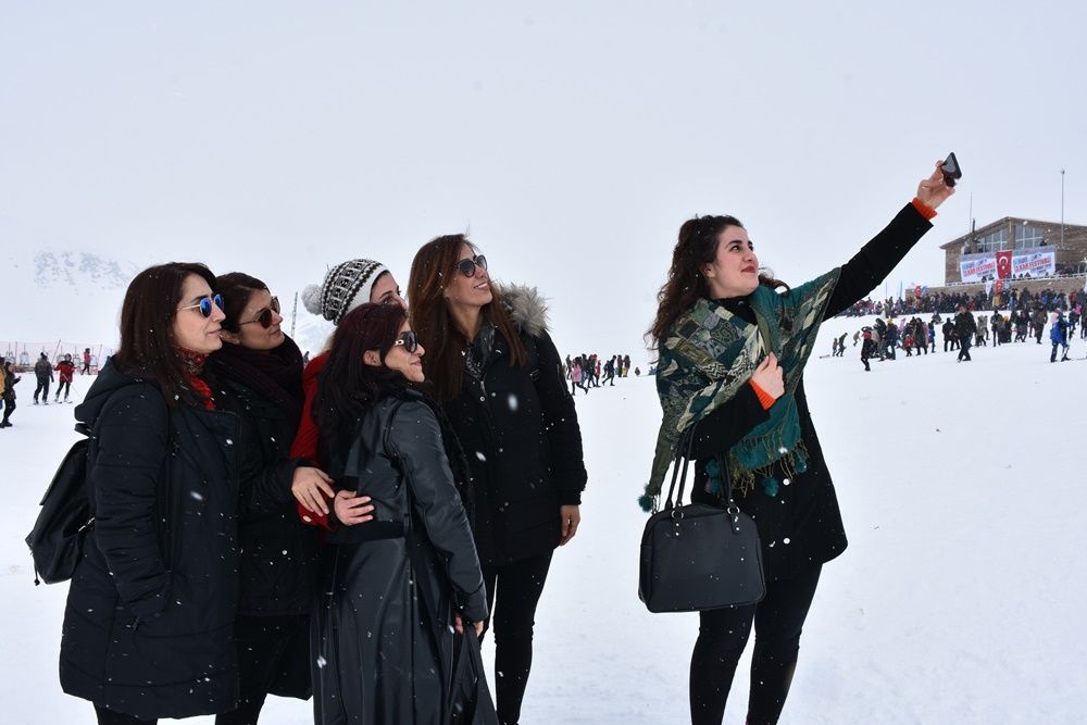Hakkari'de 2 bin 800 rakımda kar festivali... 36