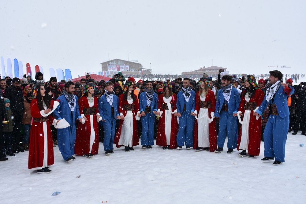 Hakkari'de 2 bin 800 rakımda kar festivali... 38