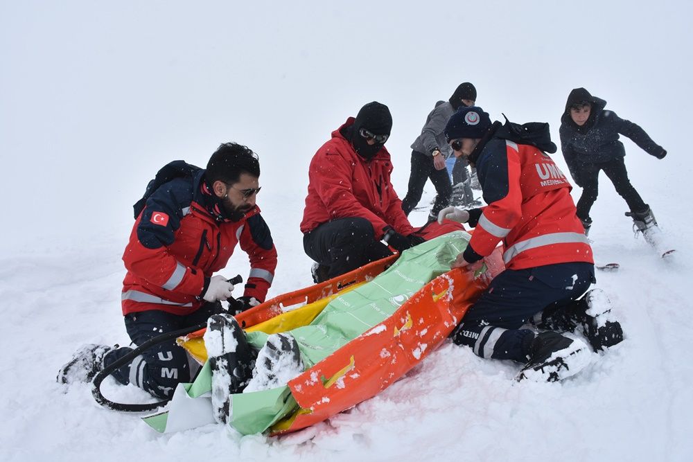 Hakkari'de 2 bin 800 rakımda kar festivali... 39