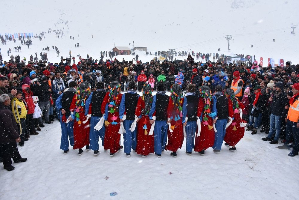 Hakkari'de 2 bin 800 rakımda kar festivali... 40