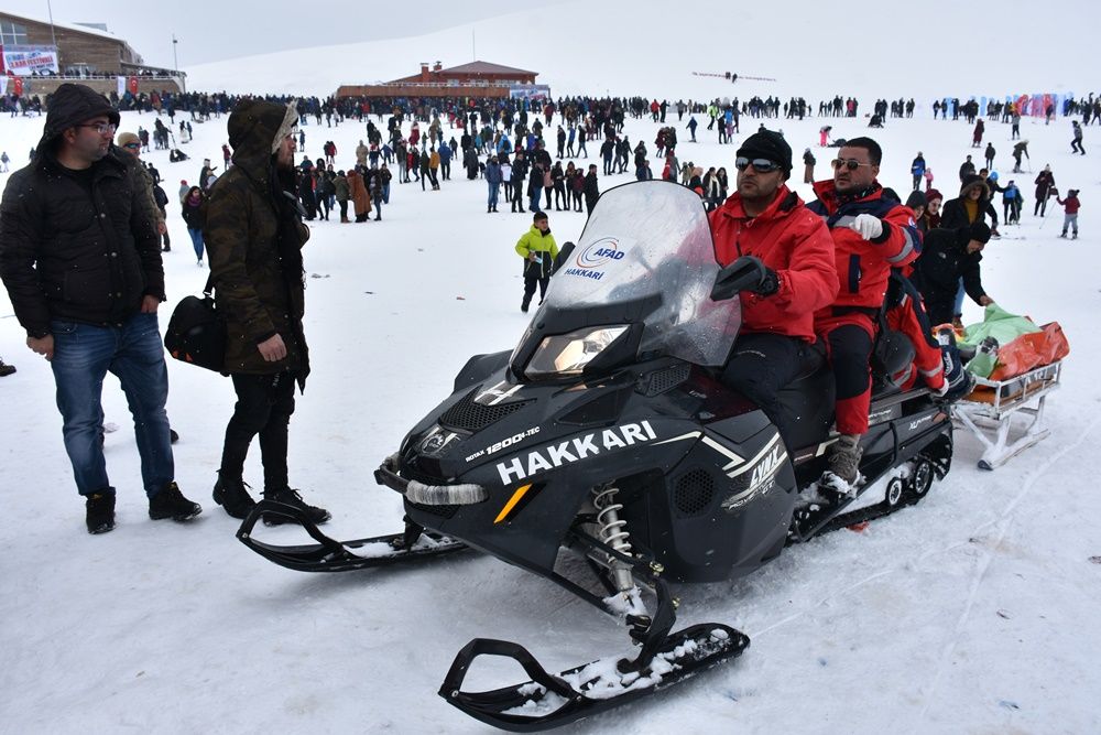 Hakkari'de 2 bin 800 rakımda kar festivali... 42