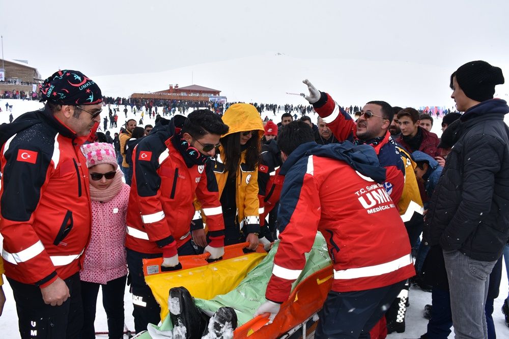 Hakkari'de 2 bin 800 rakımda kar festivali... 43