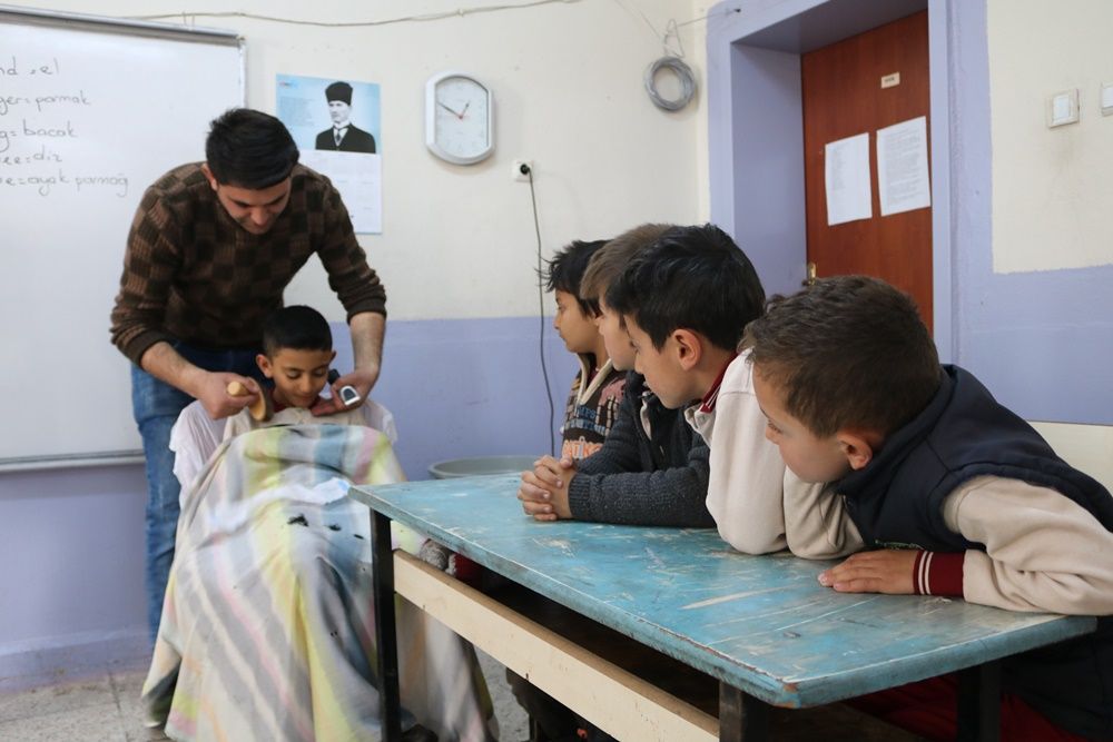 Karslı berberden ''Tıraşsız köy çocuğu kalmasın" projesi... 3