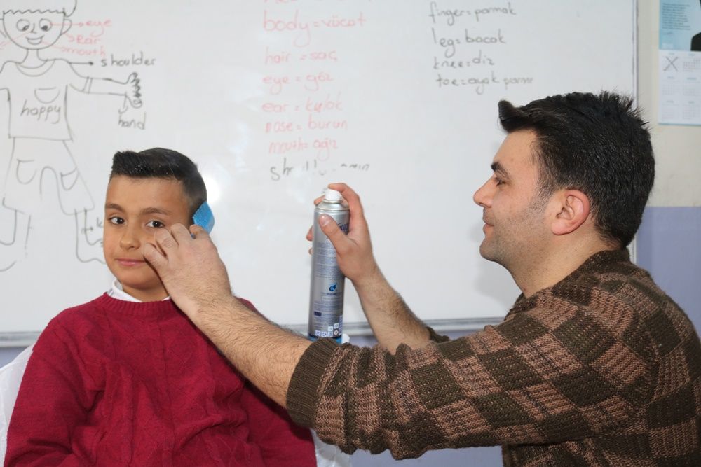 Karslı berberden ''Tıraşsız köy çocuğu kalmasın" projesi... 6