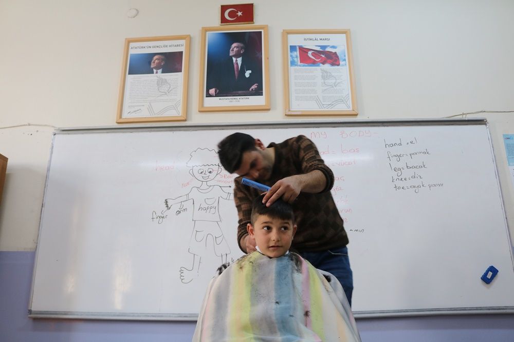 Karslı berberden ''Tıraşsız köy çocuğu kalmasın" projesi... 8