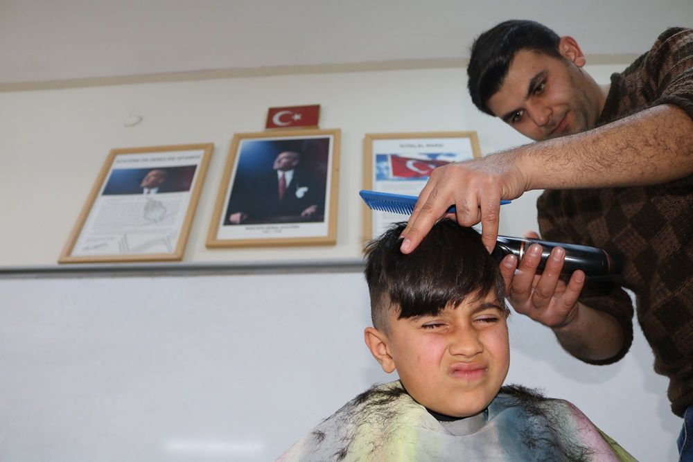 Karslı berberden ''Tıraşsız köy çocuğu kalmasın" projesi... 11