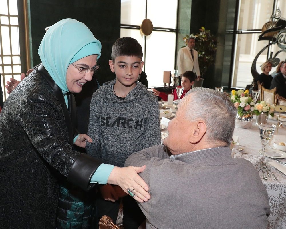 Emine Erdoğan'dan 8 Mart'a özel koruyucu aile yemeği... 4