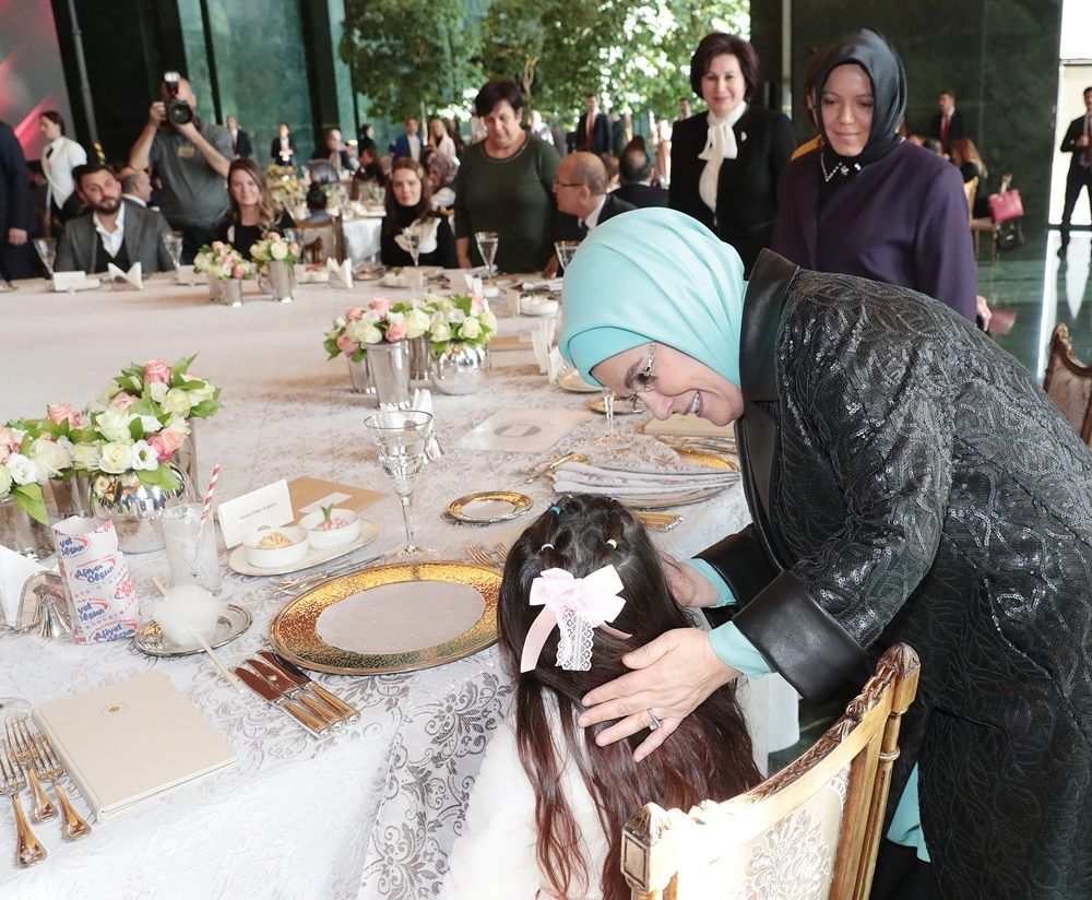 Emine Erdoğan'dan 8 Mart'a özel koruyucu aile yemeği... 5