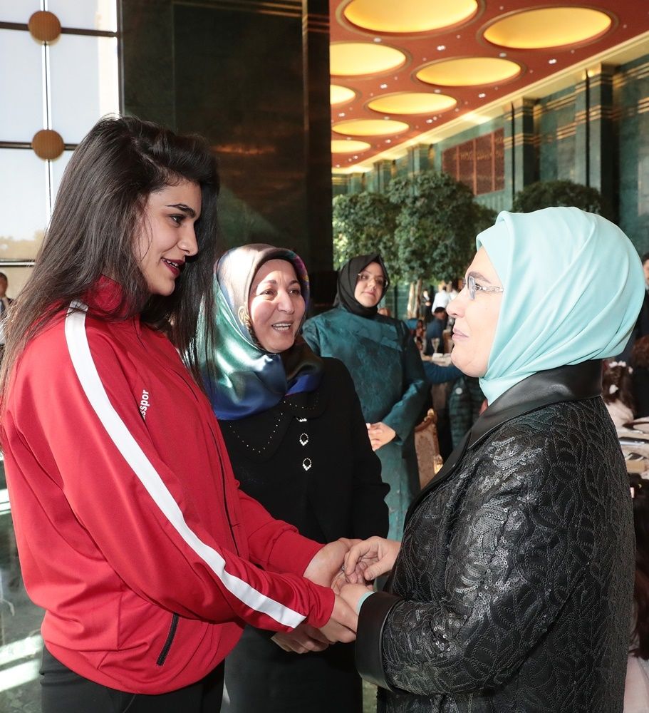 Emine Erdoğan'dan 8 Mart'a özel koruyucu aile yemeği... 6