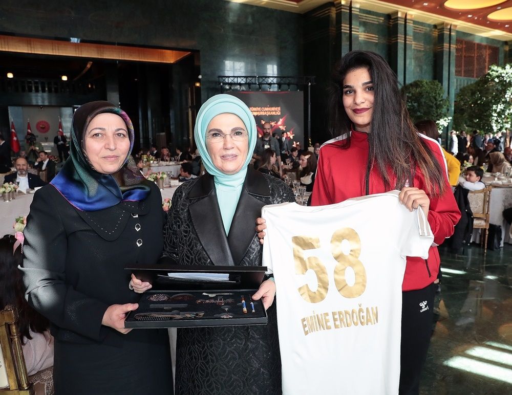 Emine Erdoğan'dan 8 Mart'a özel koruyucu aile yemeği... 7