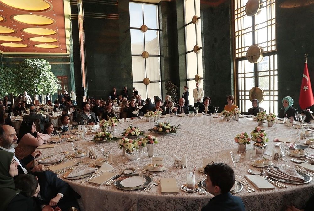 Emine Erdoğan'dan 8 Mart'a özel koruyucu aile yemeği... 8