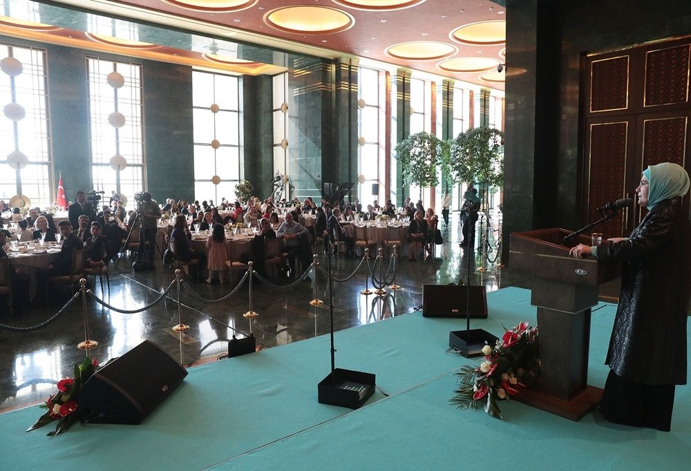 Emine Erdoğan'dan 8 Mart'a özel koruyucu aile yemeği... 10